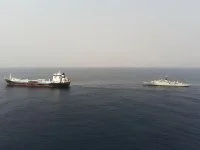 Le patrouilleur Enseigne de vaisseau Jacoubet se ravitaille en haute-mer