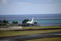 Un avion de surveillance maritime Falcon 50M Triton atterrit sur l'aéroport de Faa’a à Tahiti