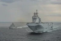 Le Bâtiment de projection et de commandement Mistral et le patrouilleur espagnol Centinela