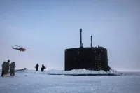 Le sous-marin nucléaire américain USS Illinois fait surface en mer de Beaufort