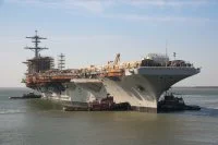 Le porte-avions USS George Washington sort d'un bassin de Newport News