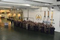 Le Dixmude et le 3ème régiment d’hélicoptères de combat réunis dans le hangar