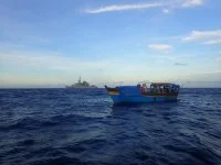 La frégate Floréal et le bateau de pêche intercepté