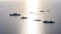 Le porte-avions italien Cavour et son escorte
