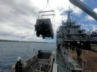 Embarquement d'un véhicule P4 dans l'embarcation de servitude