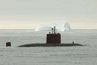 Le NCSM Corner Brook passe devant un iceberg au cours de l'opération Nonook 07