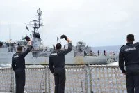 L'équipage du patrouilleur espagnol Vigia salue le Cdt Ducuing
