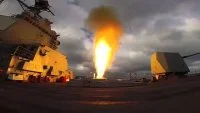 Le destroyer USS Mason lance un missile SM-2 lors d'un exercice en mars 2016
