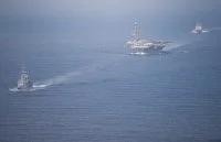 La frégate Jean Bart, le porte-avions USS John C. Stennis et le croiseur USS Mobile Bay dans le détroit de Gibraltar