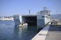Le transport de chalands de débarquement RFA Lyme Bay embarque à Toulon un système dronisé de guerre des mines