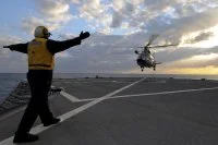 Un hélicoptère Dauphin se pose sur l'USS Mount Whitney