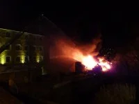 Les marins-pompiers de Marseille interviennent sur un feu d’entrepôt d’hydrocarbure