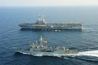 Le porte-avions Charles de Gaulle et la frégate espagnole Santa Maria