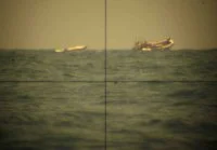 Les camps pirates vus au ras de l’eau ; un sous-marin en action