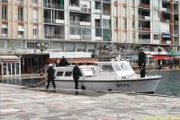 Embarquement sur une vedette pour rejoindre le Guépratte