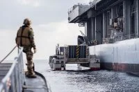 Un EDAR de la flottille amphibie à couple du bâtiment de soutien logistique USS Puller