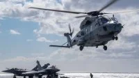 Un hélicoptère Caiman décolle du Charles de Gaulle