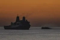 Un engin sur coussin d'air pénètre dans le radier de l'USS Mesa Verde