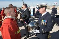 Le major Georges Zapian Zuasnabar, parrain de la promotion, remet son casque à un marin-pompier