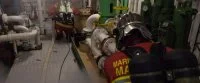Des marins-pompiers interviennent dans la salle des machines