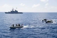 La frégate Vendémiaire effectue un échange de personnel avec le destroyer USS Michael Murphy