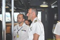 Le commandant en second de l'Etna présente la passerelle