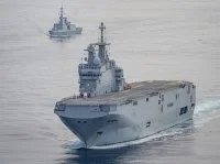 Le porte-hélicoptères Tonnerre et la frégate Surcouf