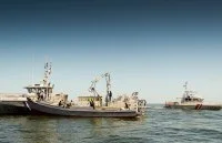 L’Embarcation remonte-filets (ERF) La Caouanne et la vedette de gendarmerie maritime Mahury