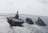 Le Charles de Gaulle et la frégate allemande Augsburg lors d'un ravitaillement à la mer