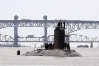 L'Améthyste navigue sur la rivière Thames avant d'accoster à Groton