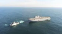 Le bâtiment de soutien Garonne remorque le porte-hélicoptères Dixmude