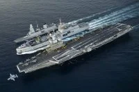 Un Bâtiment Ravitalleur des Forces effectue un double ravitaillement à la mer au profit du Charles de Gaulle et d’une Frégate