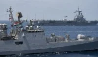 Le destroyer INS Kolkata devant le porte-avions Charles de Gaulle