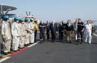 Le secrétaire américain à la Défense sur le porte-avions Charles de Gaulle