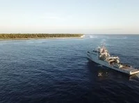 Le Bougainville aux abords de l’île corallienne de Flint