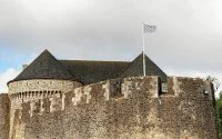 Le pavillon historique breton flotte sur le château de Brest