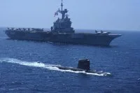 Le porte-avions Charles de Gaulle et un sous-marin Scorpène indien