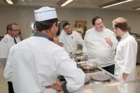 Un grand chef pâtissier aux fourneaux de l’École des fourriers