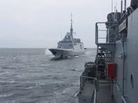 La frégate Aquitaine s'entraîne avec le navire irlandais LÉ Samuel Beckett