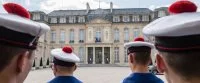 Des mousses dans la cour de l’Elysée