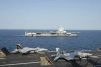 Le Charles-de-Gaulle, vu depuis le porte-avions américain John C. Stennis