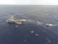 Le Bougainville remorque un navire de pêche à la dérive