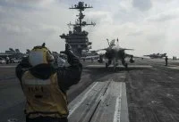 Un Rafale Marine se prépare à être catapulté depuis le porte-avions américain Harry S. Truman