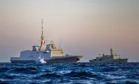 La frégate française Bretagne et le navire d’inspection danois Thetis