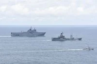 Le BPC Dixmude coopère avec des navires britannique et ivoirien