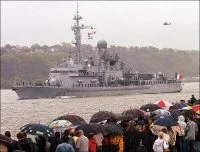 Le Cassard descend le St Laurent, l'équipage aux postes de bande