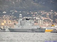 La frégate FORBIN sur fond d'écran toulonnais