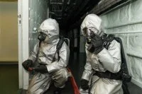 Deux pompiers en intervention lors d'un exercice