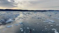Le Fulmar navigue au milieu de la glace au Groënland