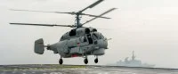 Un hélicoptère chinois Helix se pose sur le pont du Dixmude